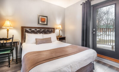 Room 1 Queen Bed with Balcony – Stunning View