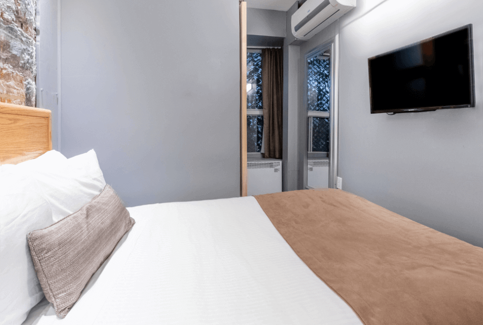 Hôtel Acadia Québec – chambre avec lit double, télévision murale et climatisation